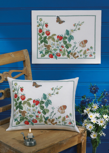 Broderikit Jordbær og sommerfugle 39 x 30 cm