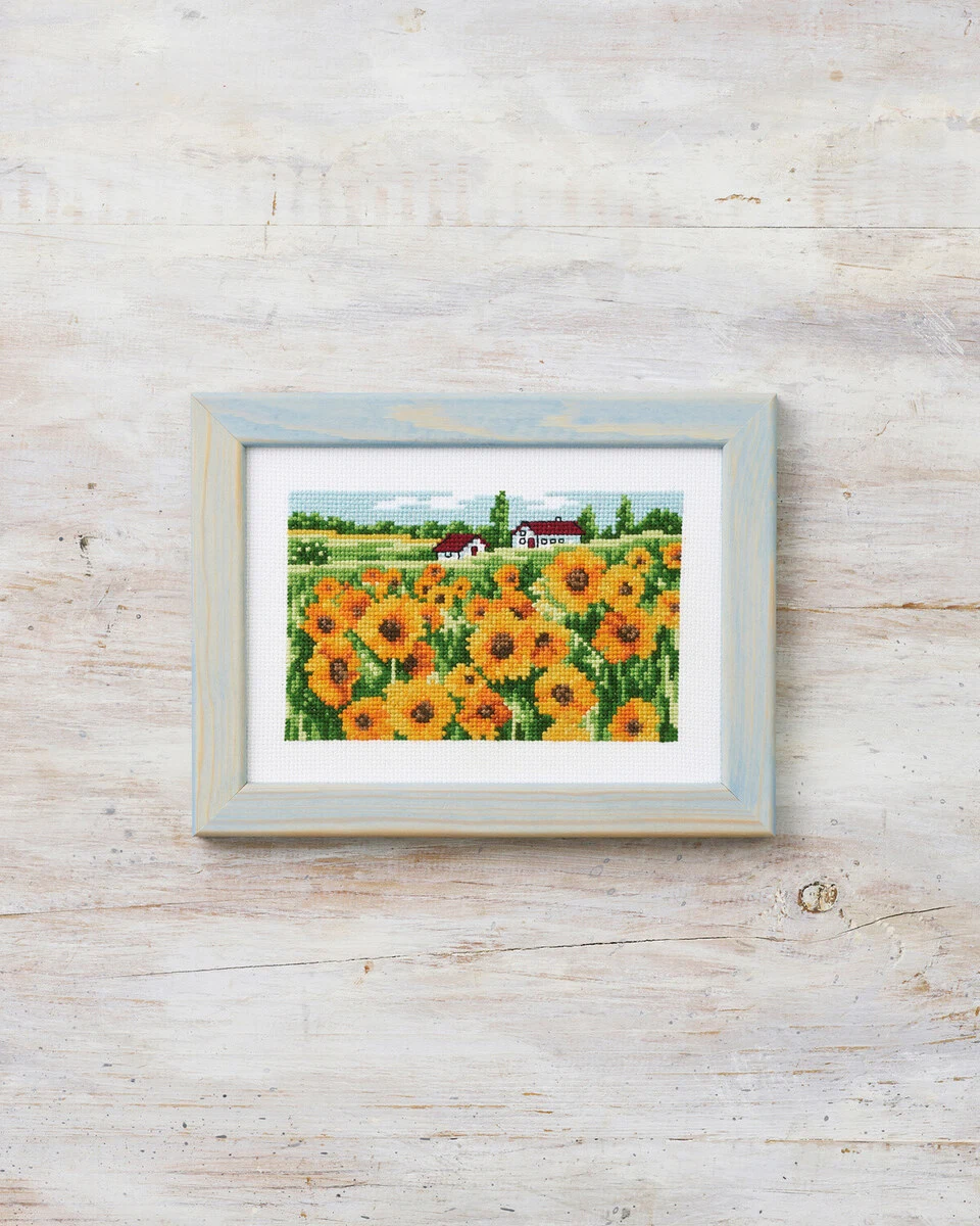 Solsikkemark 18x13 cm – Smukt broderisæt. Køb her