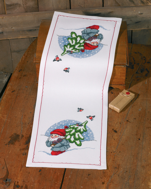 Broderikit Nisse med juletræ 34 x 94 cm