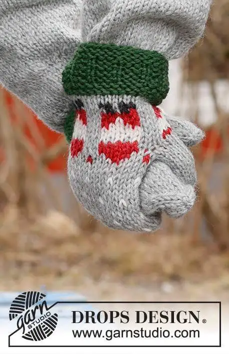 44-16 Santa Time Mittens by DROPS Design